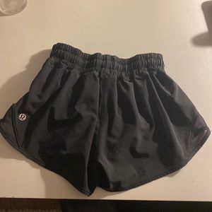 Lululemon Low Rise Hotty Hot Short - 2.5” Lined
